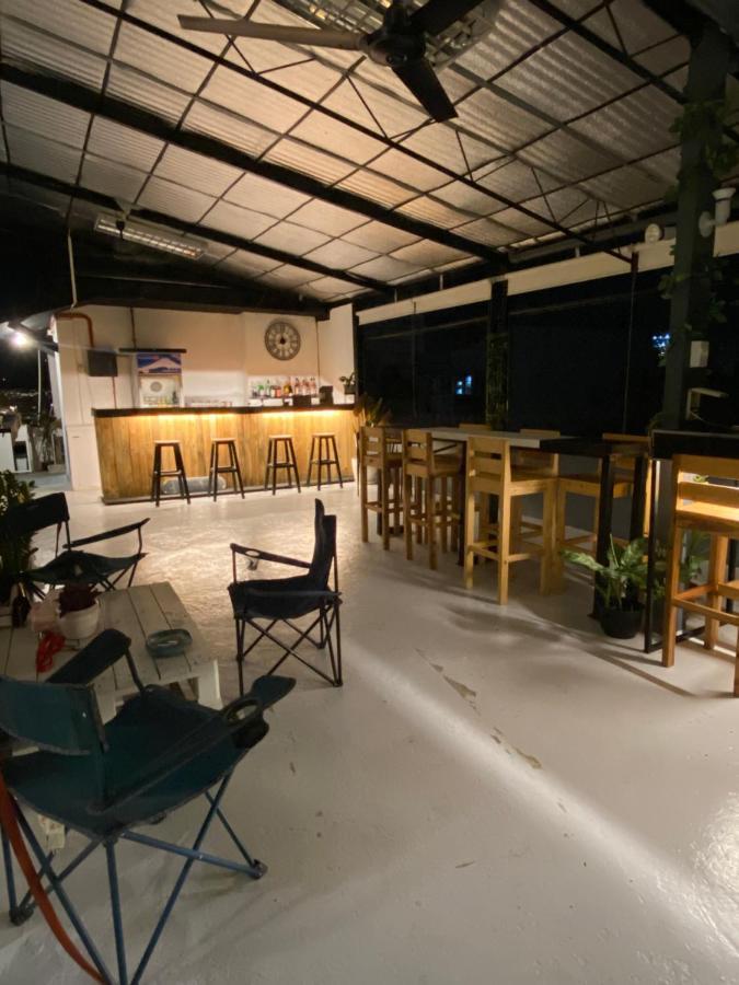 Lime Lite Manila Hostel Makati City Buitenkant foto