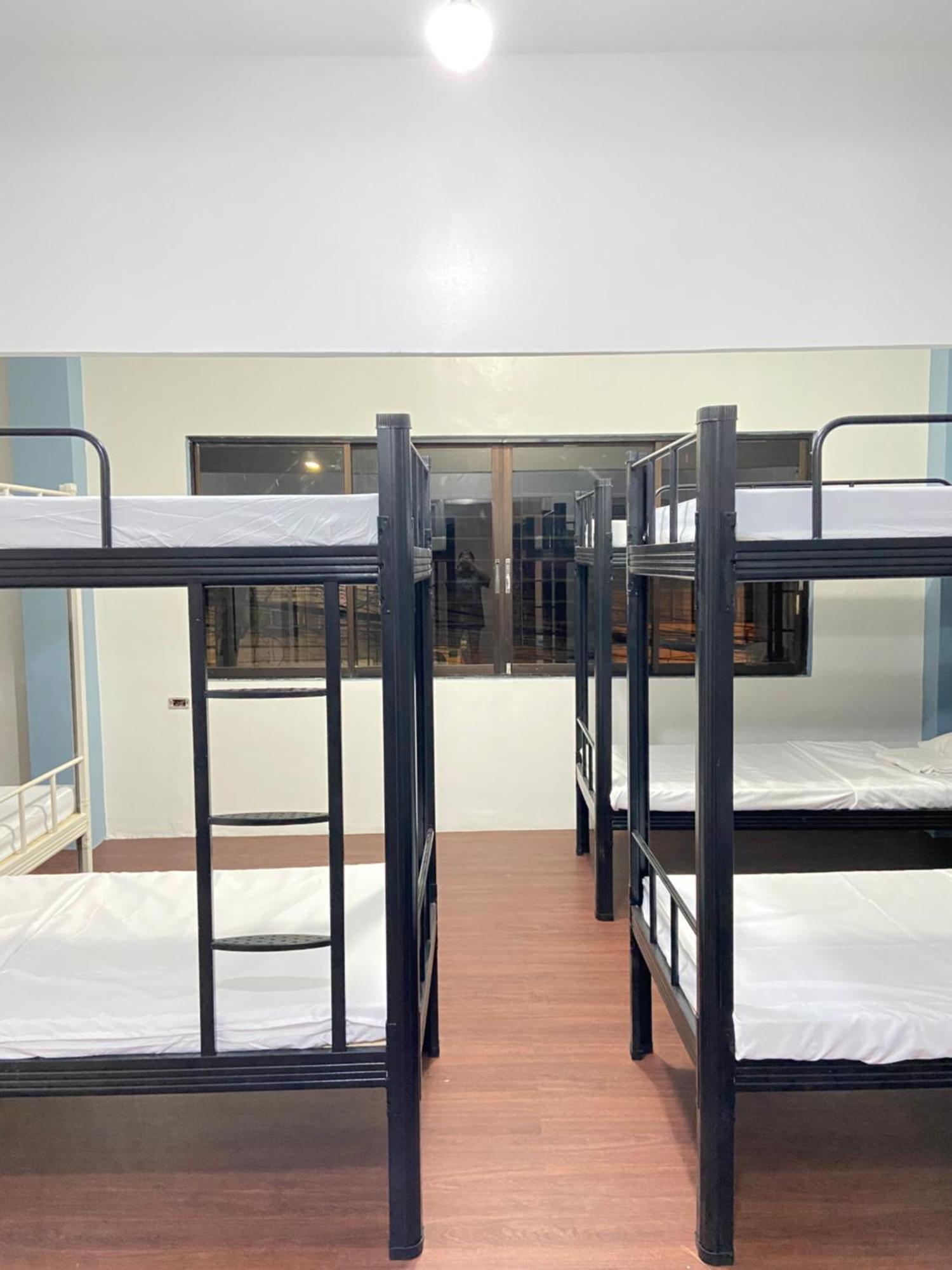 Lime Lite Manila Hostel Makati City Buitenkant foto